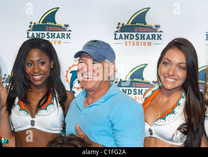 Jimmy Buffett e cheerleaders Miami Dolphins Football team owner e general managing partner Stephen M Ross e Foto Stock