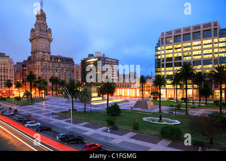 'Plaza Independencia' square, con Palazzo Salvo e governo presidenziale edificio a backgrpound. Montevideo, Uruguay Foto Stock