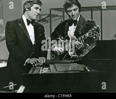 BURT BACHARACH compositore statunitense su uno dei suoi 70S programmi TV con Sacha Distel Foto Stock