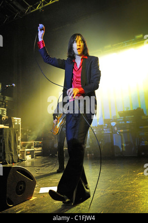 Bobby Gillespie e Rock Band Primal Scream in concerto eseguendo il loro album Screamadelica, l'O2 Academy, Birmingham 15-3-11 Foto Stock