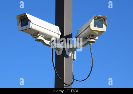 Dual telecamere di sicurezza su un palo Foto Stock