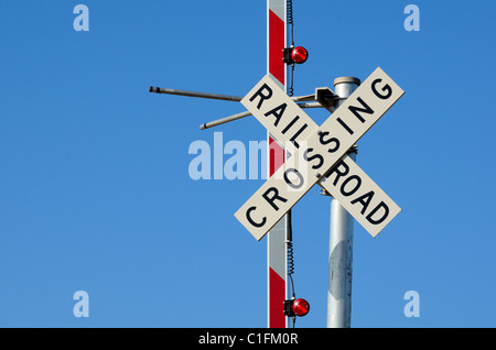 Ferrovia Strada attraversando contro un cielo blu Foto Stock