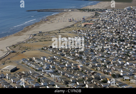 Francia, Aude, villaggio di Gruissan Plage è costituito da case costruite su palafitte (vista aerea) Foto Stock