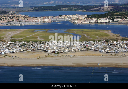 Francia, Aude, villaggio di Gruissan Plage è costituito da case costruite su palafitte (vista aerea) Foto Stock