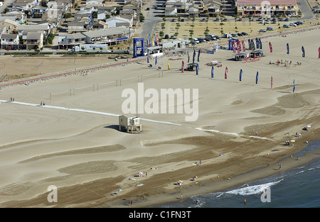 Francia, Aude, villaggio di Gruissan Plage è costituito da case costruite su palafitte (vista aerea) Foto Stock