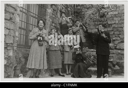 Cartolina di fotocamera i membri del Club che scattano fotografie di una località turistica in Sicilia, Italia - circa quaranta anni cinquanta, passatempi Foto Stock