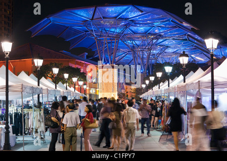 Il quartiere degli intrattenimenti di Clarke Quay di notte, Singapore Foto Stock