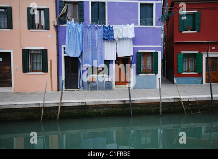 Case vivacemente colorate sull isola di Burano, Italia. Foto Stock