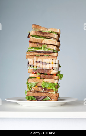 Extra large con sandwich di vari strati di carne, formaggio e verdure Foto Stock