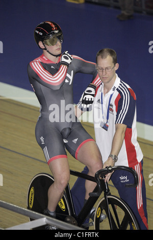 Jason Kenny e linea trainer fino all'avvio singolo uomo di sprint Manchester Velodrome uk turno di Coppa del Mondo 2011 Foto Stock