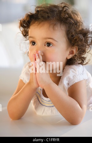 Razza mista ragazza pregando Foto Stock