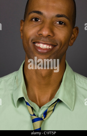 Sorridente African American uomo che indossa le bretelle Foto Stock