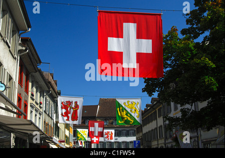 La nazionale svizzera e altri flag locale nel centro della città di Frauenfeld, Cantone di Turgovia, Svizzera Foto Stock