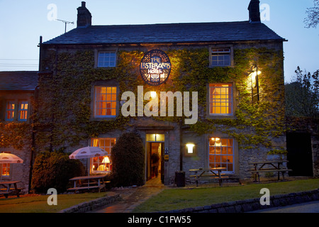 Il Lister Arms Hotel (1723), Malham, North Yorkshire, Inghilterra, Regno Unito Foto Stock