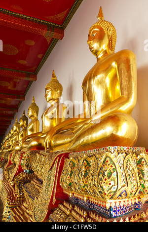 Fila di seduto Golden Statue di Buddha a Wat Pho a Bangkok, in Thailandia Foto Stock