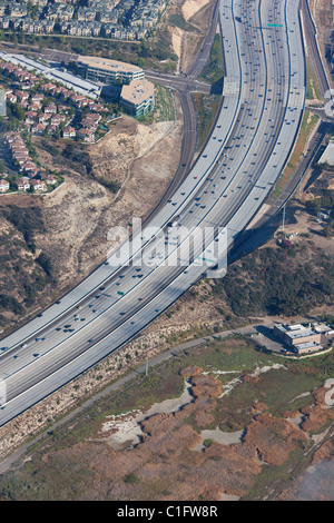 VISTA AEREA. Superstrada 5 e 56. Autostrada a 24 corsie a del Mar, San Diego County, California meridionale, USA. Foto Stock