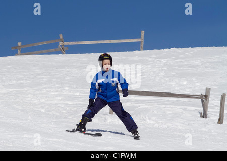 Un bambino è lo sci Foto Stock