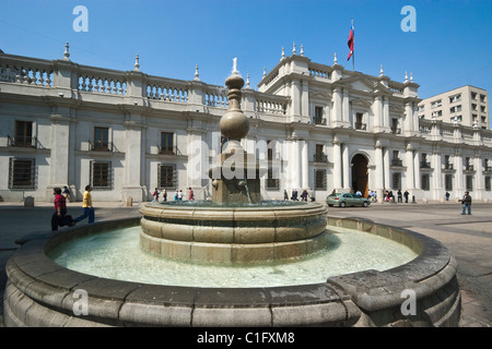 Fontana in Plaza de la Constitucion e il Palacio de la Moneda, la sede del presidente; il Quartiere Civico, Santiago del Cile Foto Stock