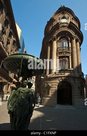Fontana al di fuori della Bolsa de Comercio (Borsa), fondata nel 1893, su Bandera nel cuore commerciale di Santiago del Cile Foto Stock