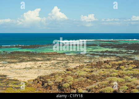 Piscine di roccia nei pressi di Bajo de los Sables spiaggia vicino a Orzola a nord est punta dell'isola; Lanzarote isole Canarie Spagna Foto Stock