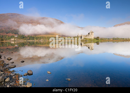 Kilchurn Castle e Loch Awe su ancora un autunno mattina, Argyll & Bute, Scozia. In autunno (ottobre 2010). Foto Stock