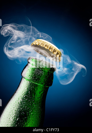 Apertura del tappo di birra con il gas in uscita Foto Stock