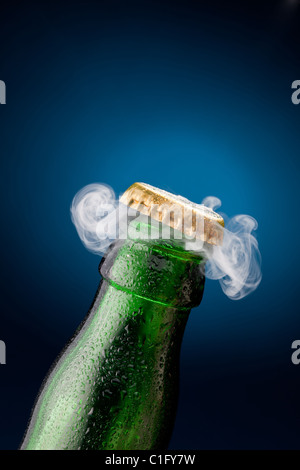 Apertura del tappo di birra con il gas in uscita Foto Stock