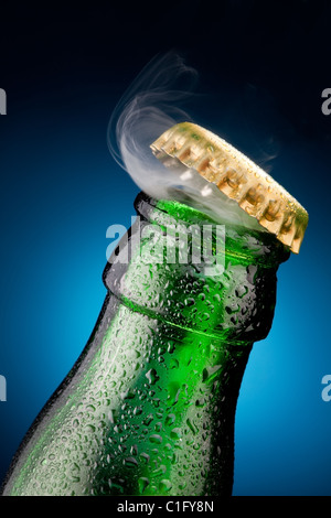 Apertura del tappo di birra con il gas in uscita Foto Stock