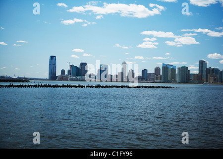 Skyline di New York con il fiume Hudson Foto Stock