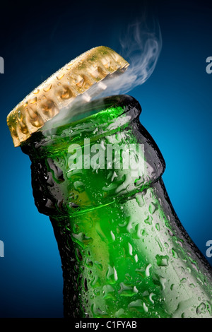 Apertura del tappo di birra con il gas in uscita Foto Stock