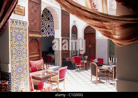 Il Marocco, Fes, La Maison Bleue (Blue House) Bed & Breakfast in un riad, lounge Foto Stock