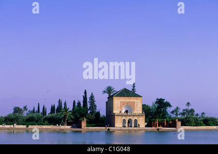 Marocco Alto Atlante Marrakech città imperiale La Menara elencati come patrimonio mondiale dall UNESCO Padiglione Saadiane & piscina in giardino Foto Stock