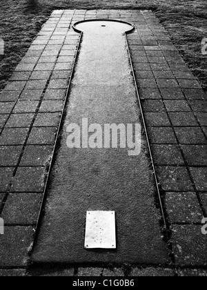 Alto contrasto immagine in bianco e nero del più semplice passo di minigolf raggiungimento obiettivo obiettivo obiettivo Foto Stock