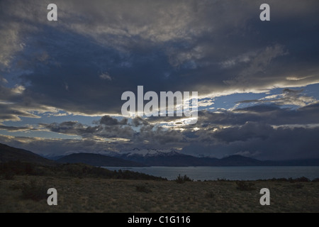 Il Cile, il tramonto sul lago di Lago General Carrera, Patagonia Foto Stock