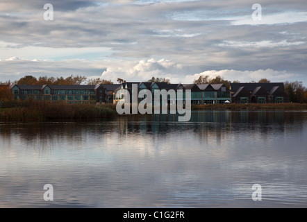 I quattro pilastri Hotel, e il Lago di 6 in corrispondenza del Cotswold Water Park, vicino a Cirencester, nel Gloucestershire. Foto Stock