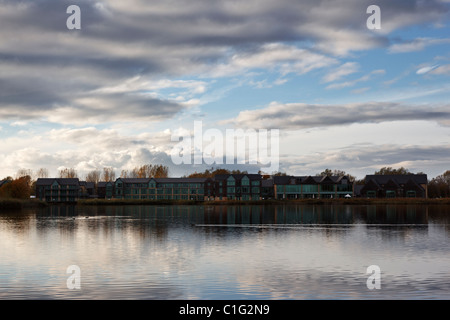 I quattro pilastri Hotel, e il Lago di 6 in corrispondenza del Cotswold Water Park, vicino a Cirencester, nel Gloucestershire. Foto Stock