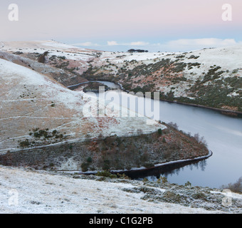 Neve spolverata brughiera circostante serbatoio Meldon, Parco Nazionale di Dartmoor, Devon, Inghilterra. Inverno (novembre 2010). Foto Stock