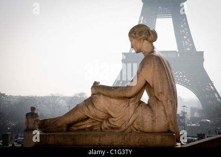 Statua di donna presso i giardini del Trocadéro e la Tour Eiffel. Parigi, Francia. Foto Stock