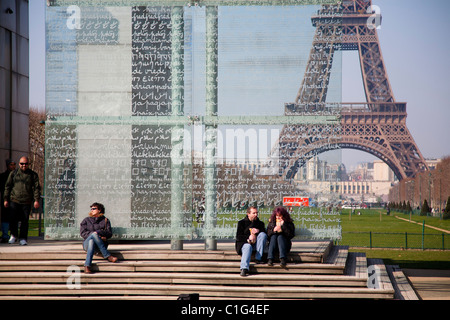 La Torre Eiffel dalla pace Pavilion. Champ de Mars. Parigi, Francia. Foto Stock