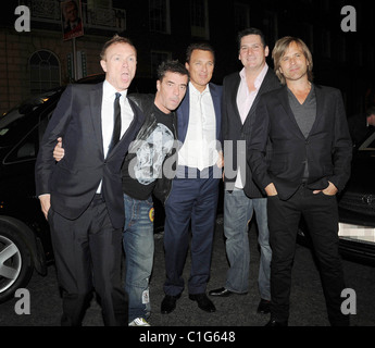 Gary Kemp, John Keeble, Martin Kemp, Tony Hadley e Steve Norman di Spandau Ballet fuori Krystle nightclub Dublin, Irlanda - Foto Stock