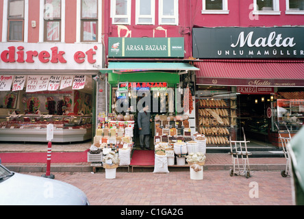 Fotografia di viaggio - Urban scene di strada di negozi nel quartiere di Fatih di Istanbul in Turchia nel Medio Oriente asiatico. Acquista il cibo Foto Stock