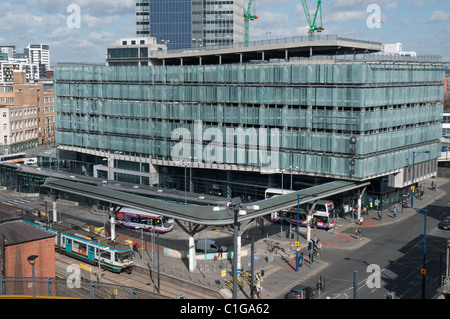 Shudehill Interchange, la stazione di autobus e tram Metrolink arrestare il palazzo di vetro è un parcheggio NCP.Il centro città di Manchester. Foto Stock