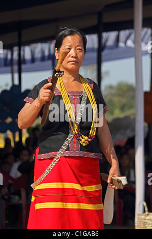 Ponung tradizionale danza della tribù Adi durante Namdapha Eco festival culturali, Miao, Arunachal Pradesh, India Foto Stock