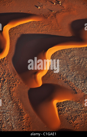 Sunrise migliora disegni realizzati da dune di sabbia. Sossusvlei nel deserto del Namib. Namib-Naukluft N.P, Namibia. Foto Stock