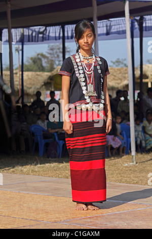 Ponung tradizionale danza della tribù Adi durante Namdapha Eco festival culturali, Miao, Arunachal Pradesh, India Foto Stock