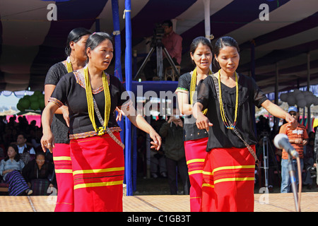 Ponung tradizionale danza della tribù Adi durante Namdapha Eco festival culturali, Miao, Arunachal Pradesh, India Foto Stock