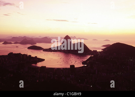 Il Brasile, Rio de Janeiro, il pan di zucchero al tramonto Foto Stock