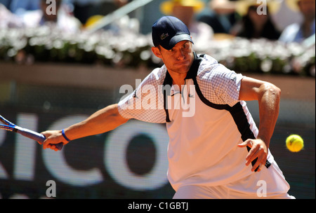 Andy Roddick degli Stati Uniti restituisce la sfera durante gli Uomini Singoli Quarti di finale match contro Roger Federer di Foto Stock