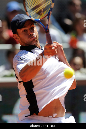 Andy Roddick degli Stati Uniti restituisce la sfera durante gli Uomini Singoli Quarti di finale match contro Roger Federer di Foto Stock