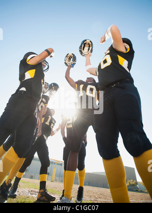 I giocatori di Football celebra sul campo di calcio Foto Stock